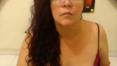 Deliciously fat mature woman really enjoys camming