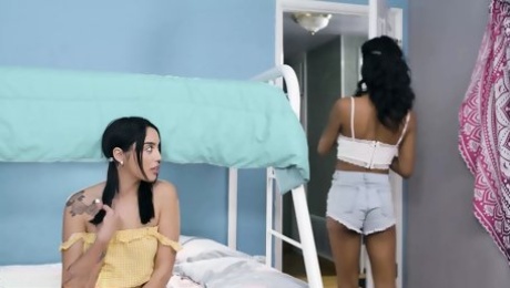 Nia Nacci Helps Shy Babe Cum Outta her Shell