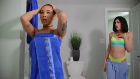 Bald lesbians Honey Gold & Paris Amour fuck